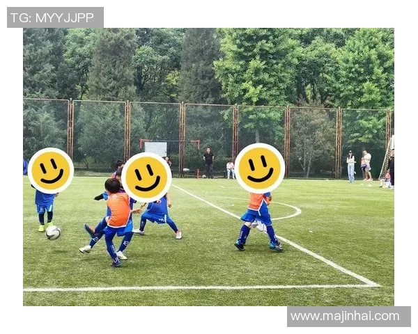 足球明星与孩子们亲密互动传递梦想与希望的温暖瞬间